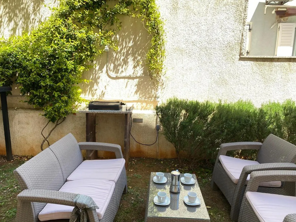 Apartment Punta Premantura E With Garden