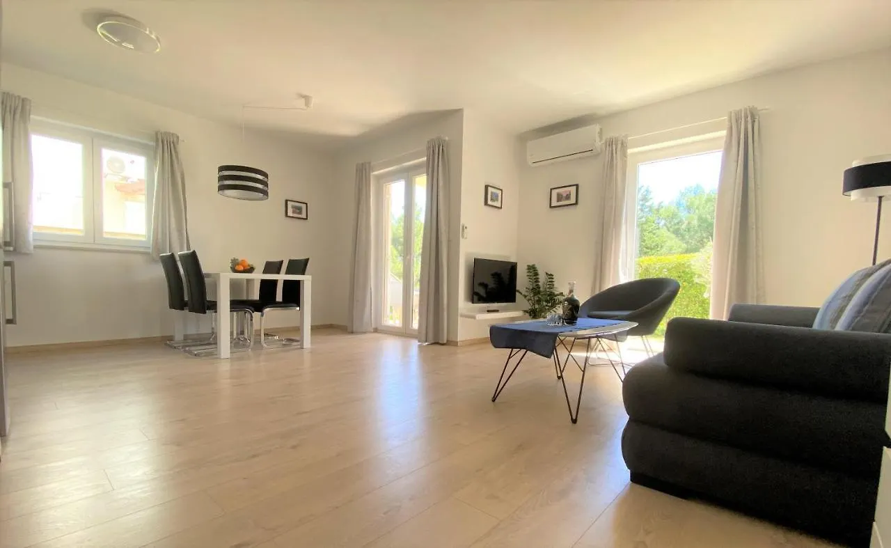 Apartment Punta Premantura E With Garden