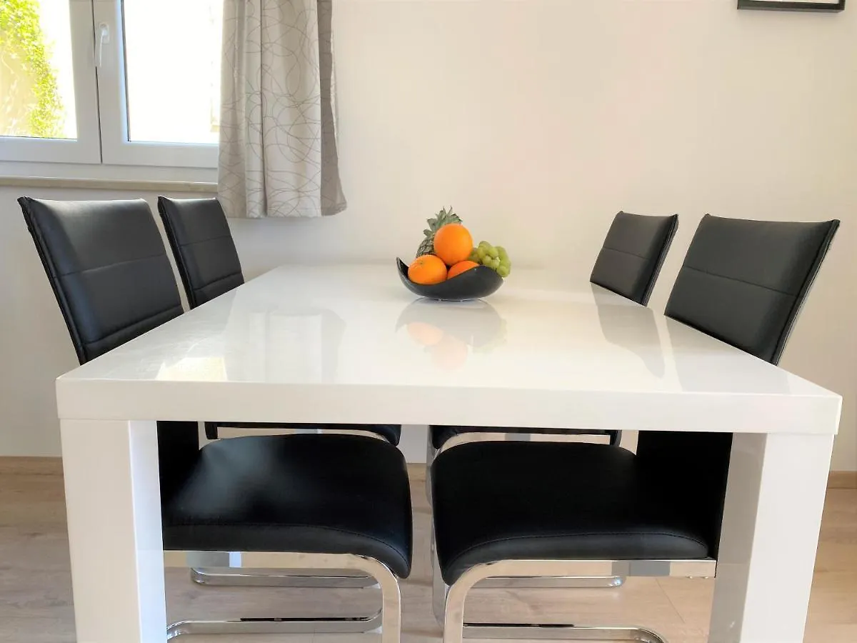 Apartment Punta Premantura E With Garden