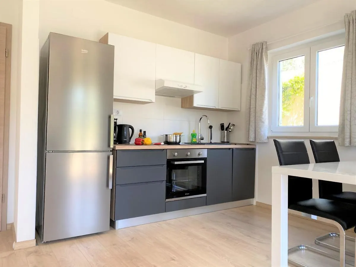 Apartment Punta Premantura E With Garden